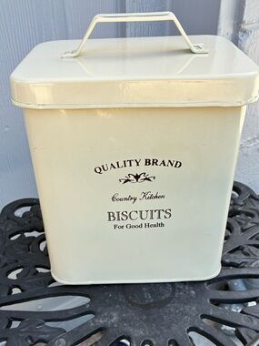 Cream Biscuits Storage Tin - Country Kitchen